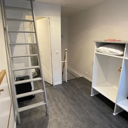 Maisonnette Avec Terrasse En Centre-ville, Non-adaptée à Tous - Echelle De Meunier * Deauville