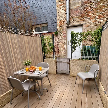 Maisonnette Avec Terrasse En Centre-ville, Non-adaptée à Tous - Echelle De Meunier